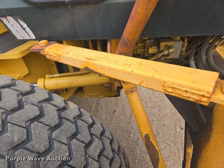 image for item EB1019 2000 Komatsu GD650A motor grader