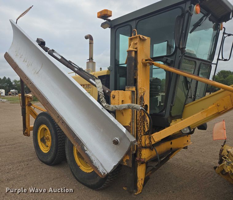 image for item EB1019 2000 Komatsu GD650A motor grader