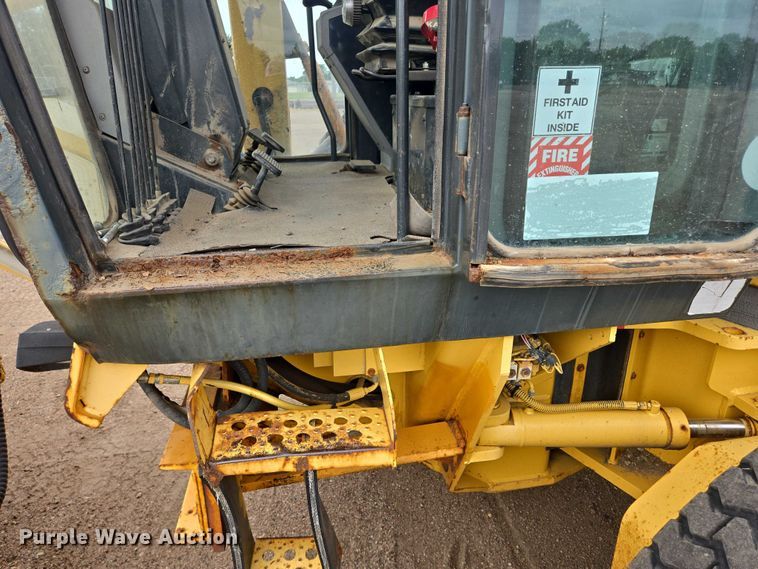 image for item EB1019 2000 Komatsu GD650A motor grader