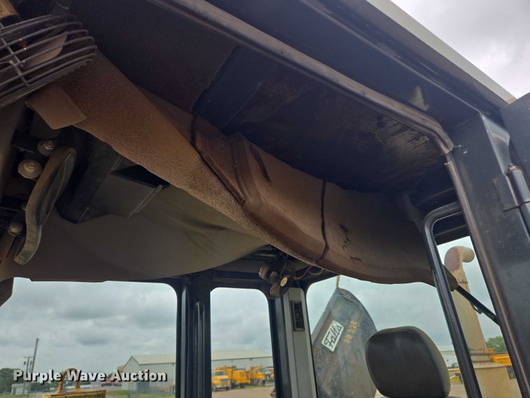 image for item EB1019 2000 Komatsu GD650A motor grader