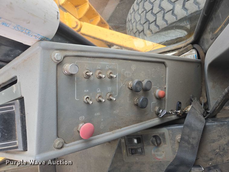 image for item EB1019 2000 Komatsu GD650A motor grader