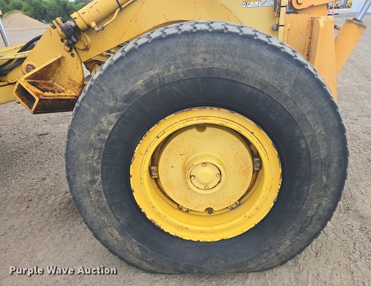 image for item EB1019 2000 Komatsu GD650A motor grader