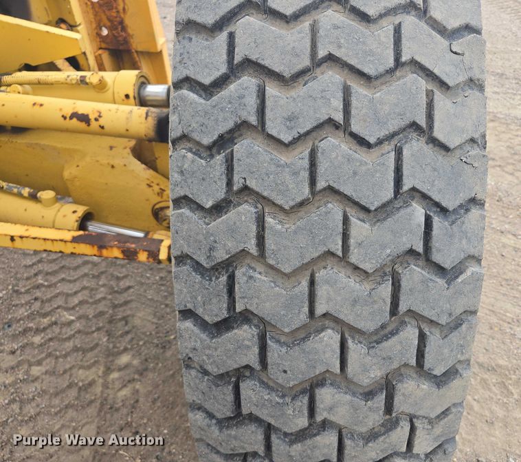 image for item EB1019 2000 Komatsu GD650A motor grader