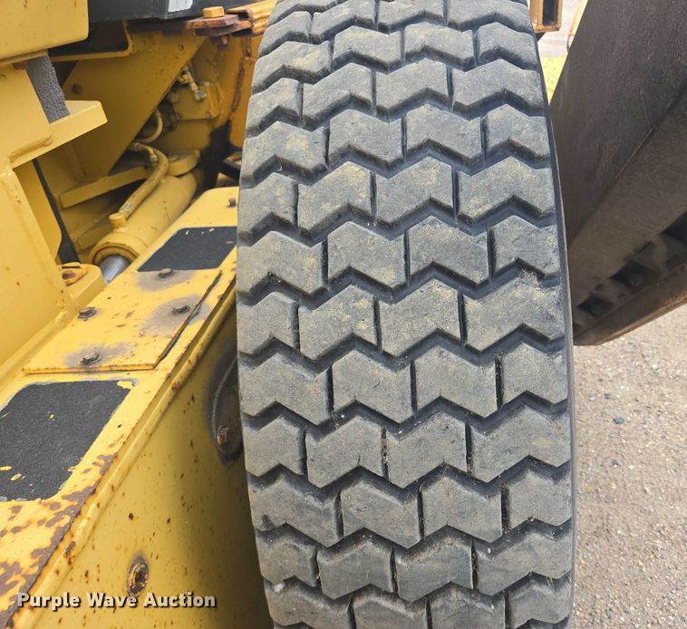 image for item EB1019 2000 Komatsu GD650A motor grader