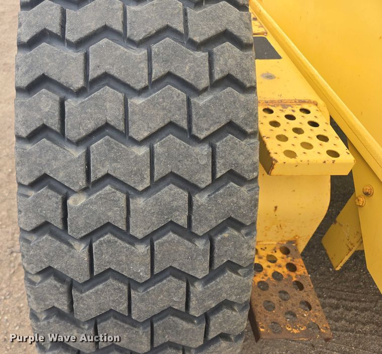 image for item EB1019 2000 Komatsu GD650A motor grader