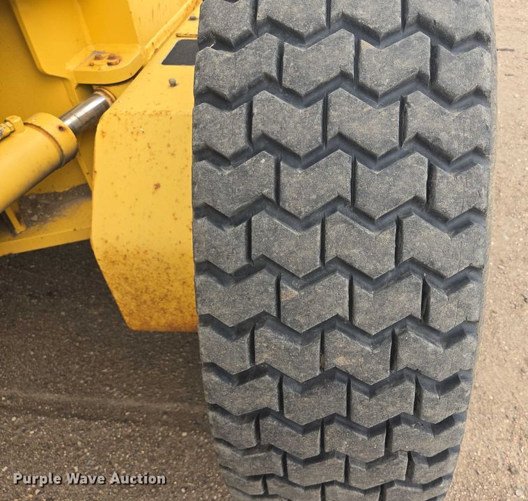 image for item EB1019 2000 Komatsu GD650A motor grader