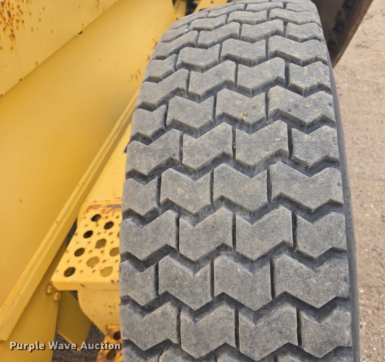 image for item EB1019 2000 Komatsu GD650A motor grader