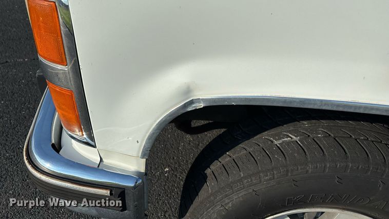 image for item ED2204 1993 Chevrolet Suburban SUV