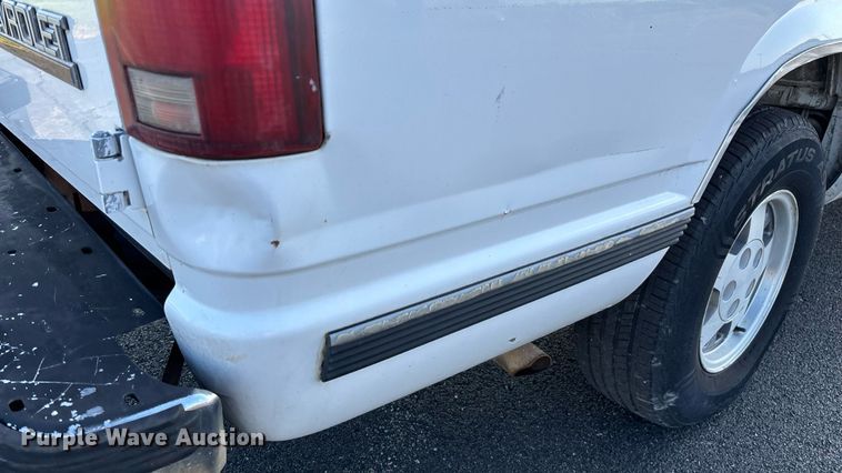 image for item ED2204 1993 Chevrolet Suburban SUV