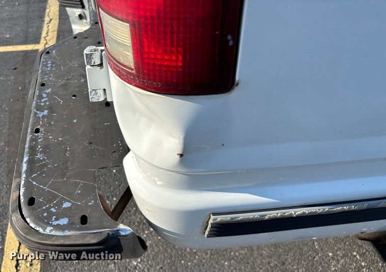 image for item ED2204 1993 Chevrolet Suburban SUV