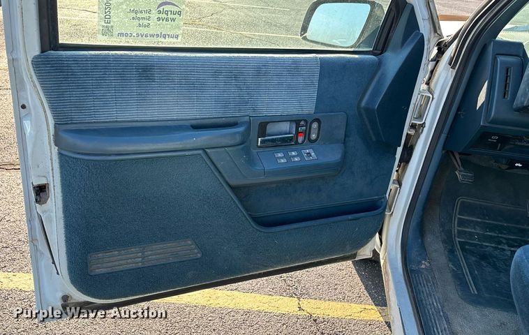 image for item ED2204 1993 Chevrolet Suburban SUV