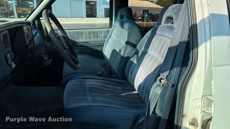 image for item ED2204 1993 Chevrolet Suburban SUV