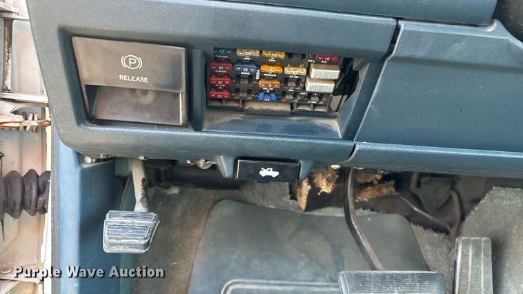 image for item ED2204 1993 Chevrolet Suburban SUV