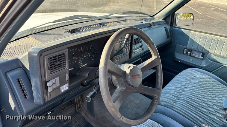 image for item ED2204 1993 Chevrolet Suburban SUV