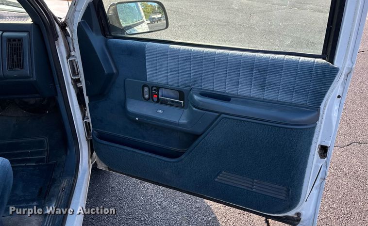 image for item ED2204 1993 Chevrolet Suburban SUV