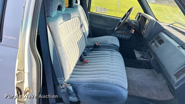 image for item ED2204 1993 Chevrolet Suburban SUV