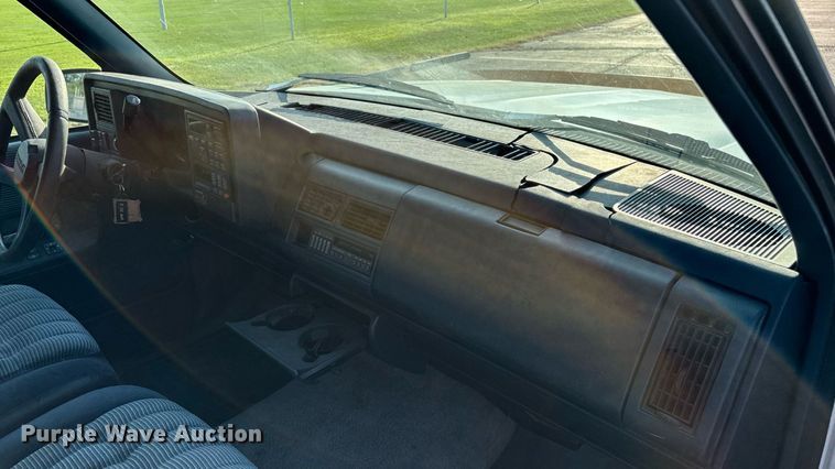 image for item ED2204 1993 Chevrolet Suburban SUV