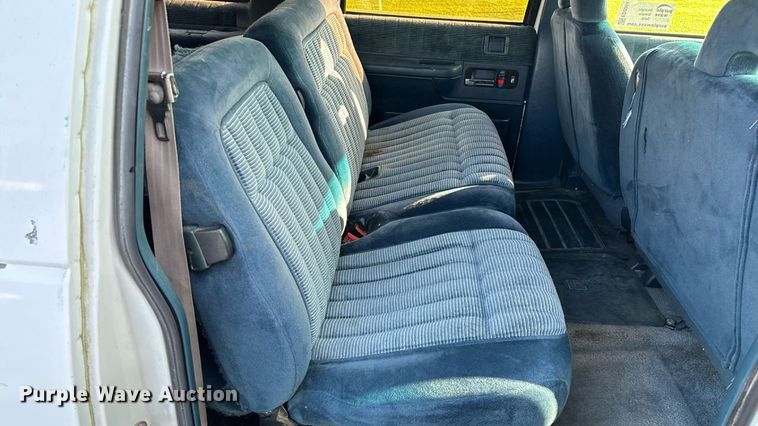 image for item ED2204 1993 Chevrolet Suburban SUV