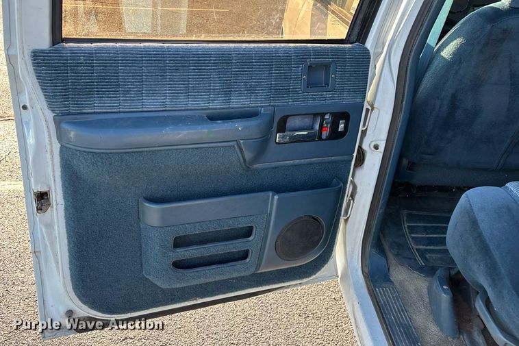 image for item ED2204 1993 Chevrolet Suburban SUV