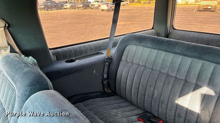 image for item ED2204 1993 Chevrolet Suburban SUV