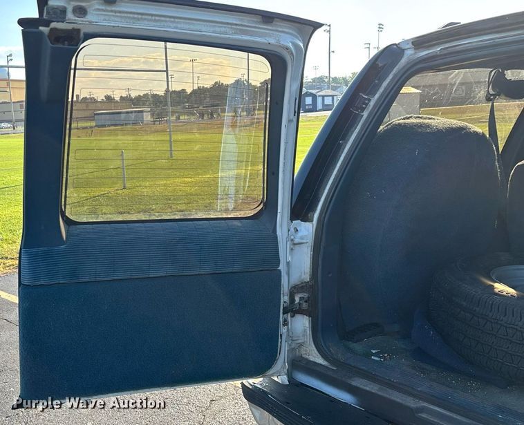 image for item ED2204 1993 Chevrolet Suburban SUV