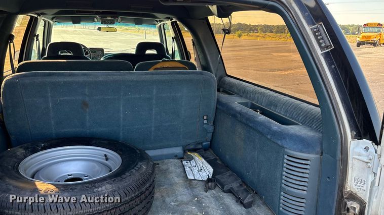 image for item ED2204 1993 Chevrolet Suburban SUV