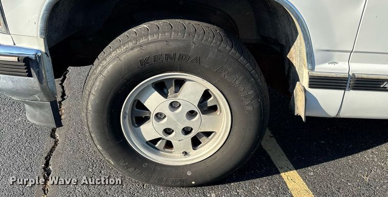 image for item ED2204 1993 Chevrolet Suburban SUV