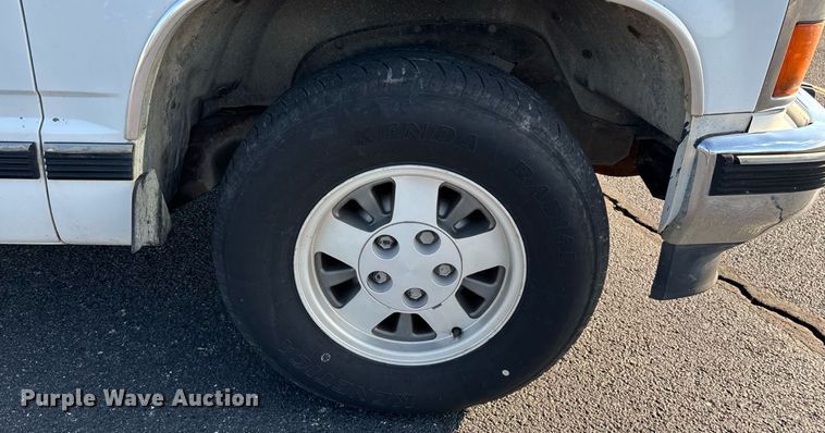 image for item ED2204 1993 Chevrolet Suburban SUV