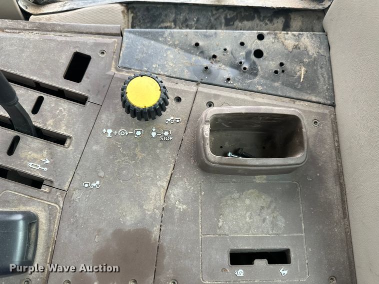 image for item EE3979 2004 John Deere 6615 tractor