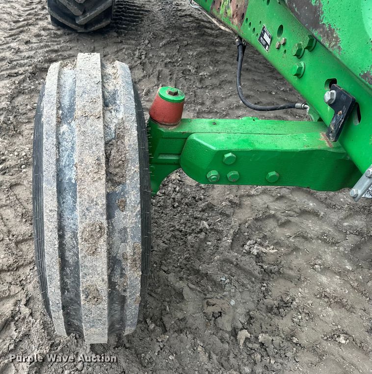 image for item EE3979 2004 John Deere 6615 tractor