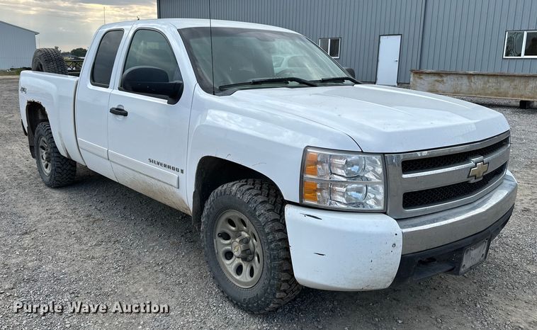 image for item EE3981 2007 Chevrolet Silverado 1500 Ext. Cab pickup truck