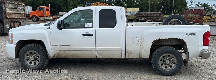 image for item EE3981 2007 Chevrolet Silverado 1500 Ext. Cab pickup truck