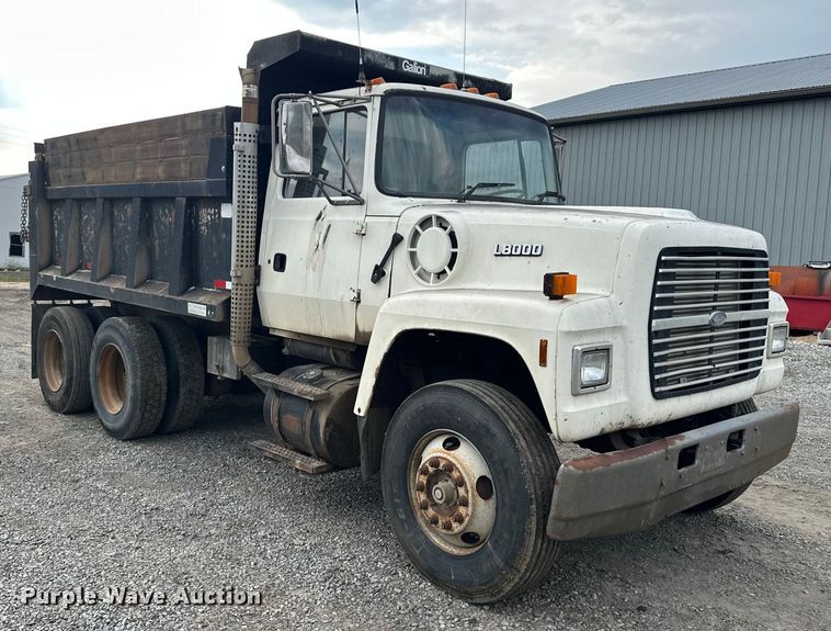 image for item EE3982 1995 Ford LT8000 dump truck