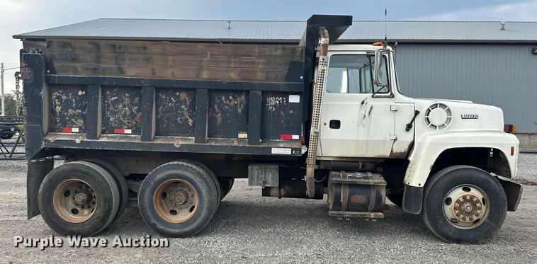 image for item EE3982 1995 Ford LT8000 dump truck