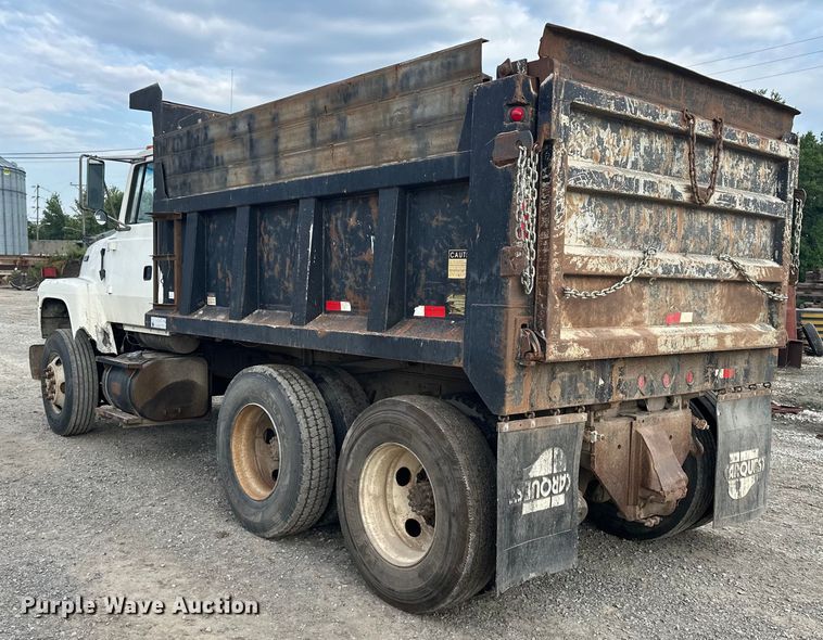 image for item EE3982 1995 Ford LT8000 dump truck