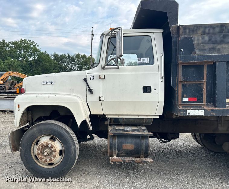 image for item EE3982 1995 Ford LT8000 dump truck
