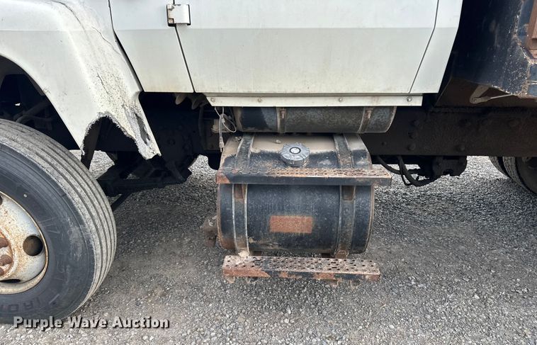 image for item EE3982 1995 Ford LT8000 dump truck