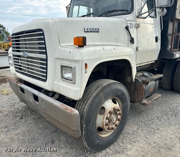 image for item EE3982 1995 Ford LT8000 dump truck