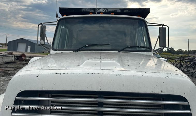 image for item EE3982 1995 Ford LT8000 dump truck