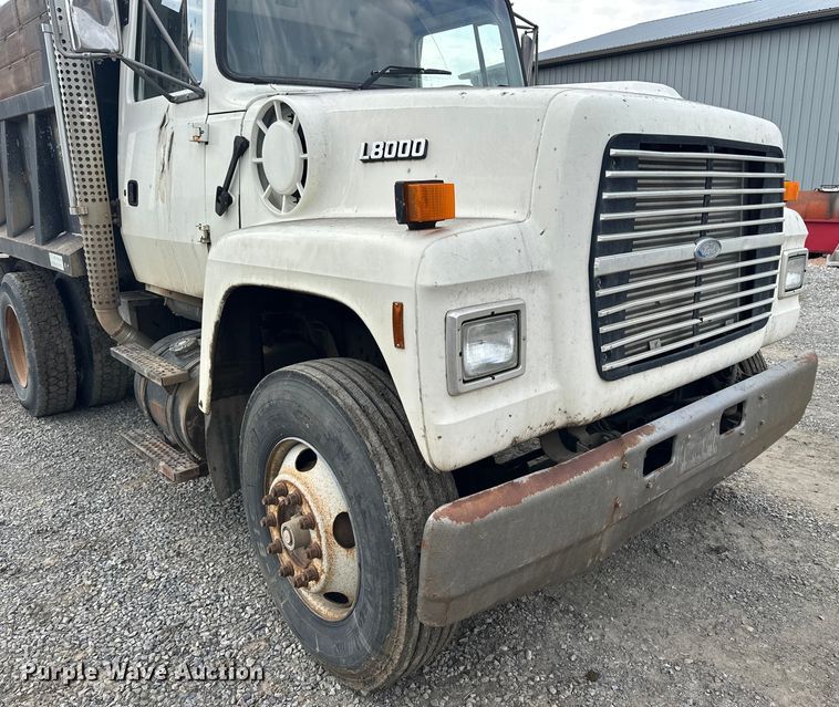 image for item EE3982 1995 Ford LT8000 dump truck
