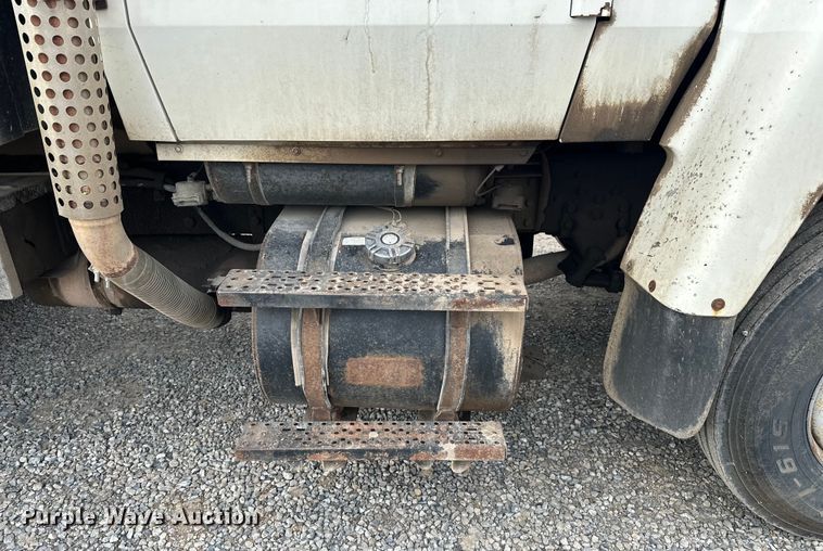 image for item EE3982 1995 Ford LT8000 dump truck