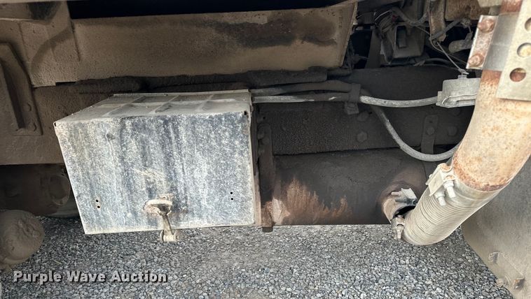 image for item EE3982 1995 Ford LT8000 dump truck