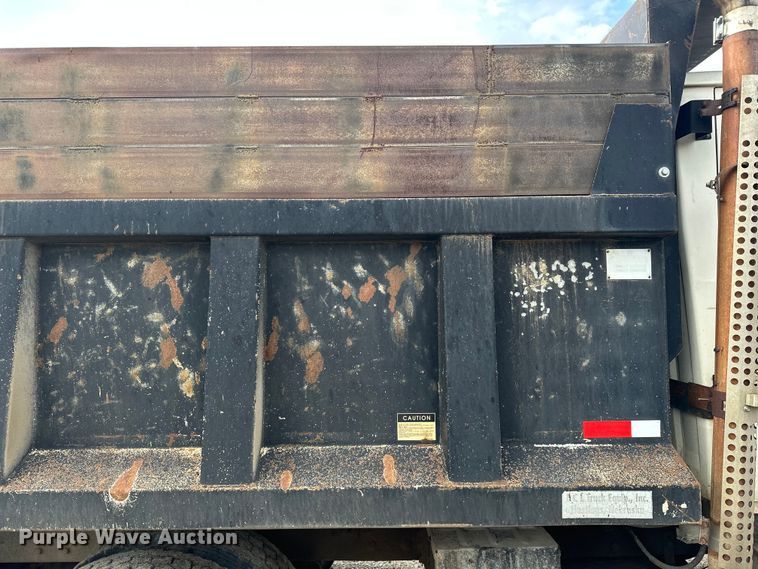 image for item EE3982 1995 Ford LT8000 dump truck