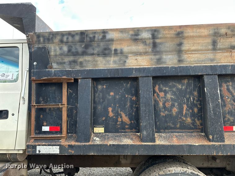 image for item EE3982 1995 Ford LT8000 dump truck