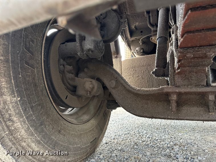 image for item EE3982 1995 Ford LT8000 dump truck