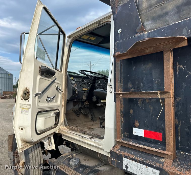 image for item EE3982 1995 Ford LT8000 dump truck