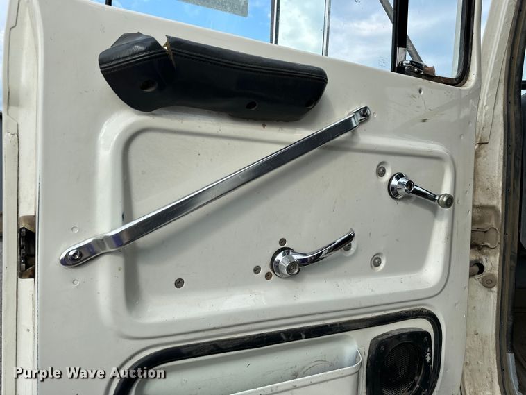 image for item EE3982 1995 Ford LT8000 dump truck