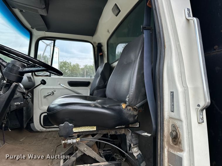 image for item EE3982 1995 Ford LT8000 dump truck