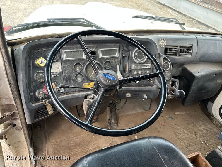 image for item EE3982 1995 Ford LT8000 dump truck