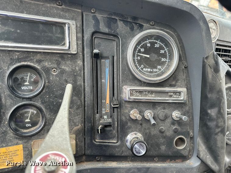 image for item EE3982 1995 Ford LT8000 dump truck